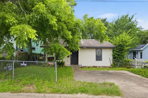 817 Chihuahua St, Lockhart, TX 78644