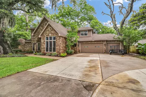 212 Live Oak Ln, Lake Jackson, TX 77566