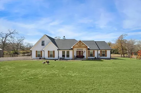 8401 Equestrian Ln, Washington, TX 77880