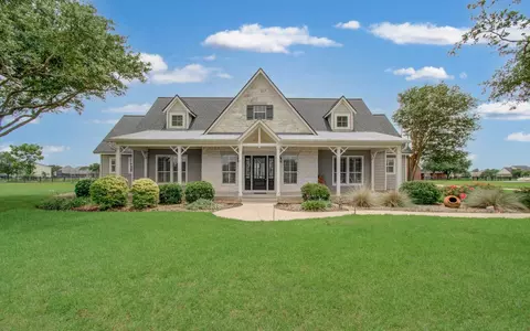 9030 Water Point Dr, Beach City, TX 77523