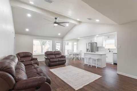 4913 Deerwood Cir, Baytown, TX 77521