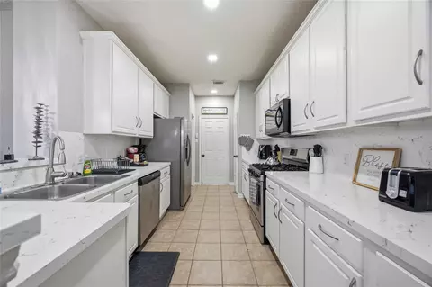 Kitchen - 71 Summerhaze Cir, Spring, TX 77382 photo 2 of 3