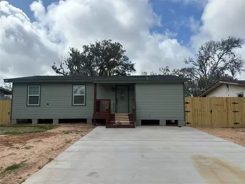 524 Magnolia St, Lake Jackson, TX 77566