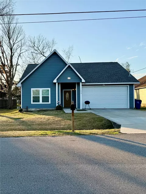 220 Brown St, West Columbia, TX 77486