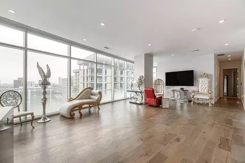 4521 San Felipe St #2104, Houston, TX 77027