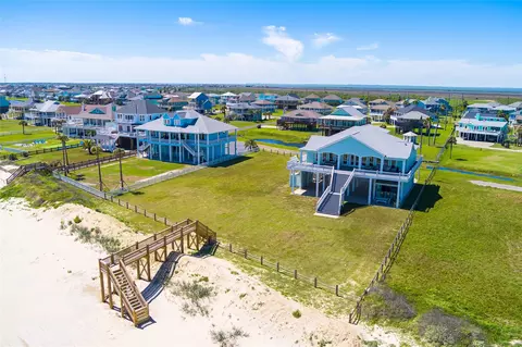 3244 Gulf Castle Dr, Crystal Beach, TX 77650