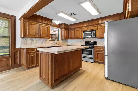 Kitchen - 554 Harbor Dr, Onalaska, TX 77360 photo 2 of 4