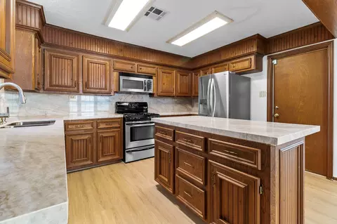 Kitchen - 554 Harbor Dr, Onalaska, TX 77360 photo 3 of 4