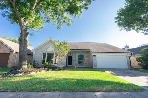 16039 Surrey Woods Dr, Friendswood, TX 77546