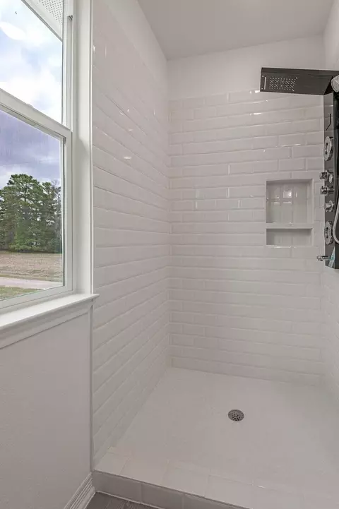 Bath - 97 Oakridge S, Trinity, TX 75862 photo 2 of 5