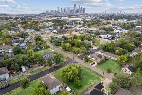 26032605 Sumpter St, Houston, TX 77026