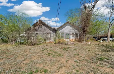 42 S Old Spanish Trl, Uhland, TX 78640