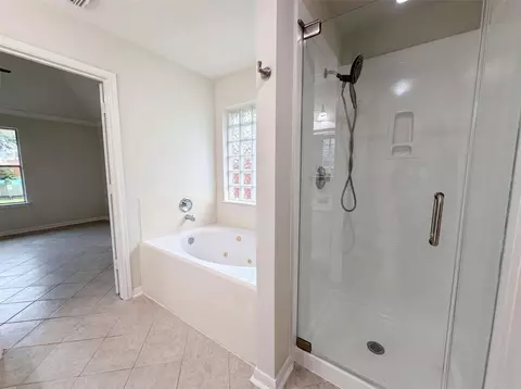 Bath - 2127 Hannover Way, Spring, TX 77388 photo 2 of 4