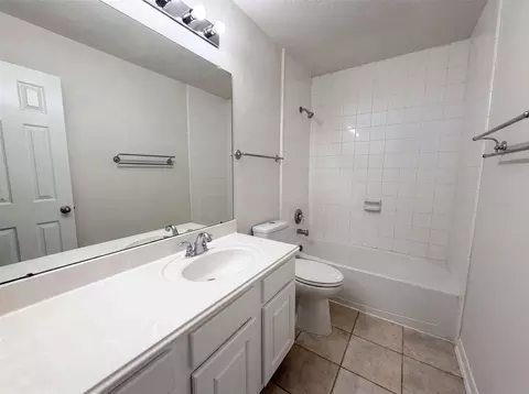 Bath - 2127 Hannover Way, Spring, TX 77388 photo 3 of 4