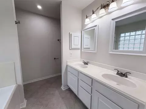 Bath - 2127 Hannover Way, Spring, TX 77388 photo 1 of 4