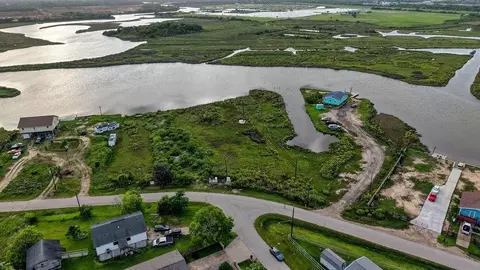 4806 Bayou Ln, Hitchcock, TX 77563