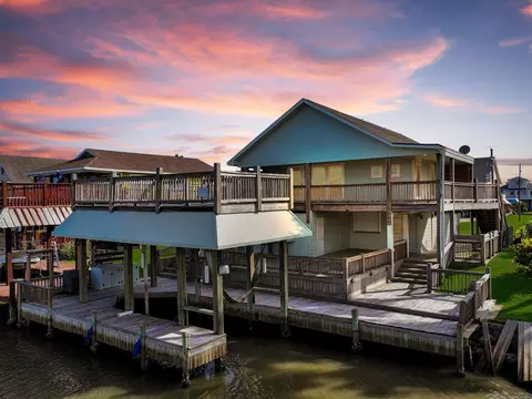 1314 Boyt Rd, Crystal Beach, TX 77650