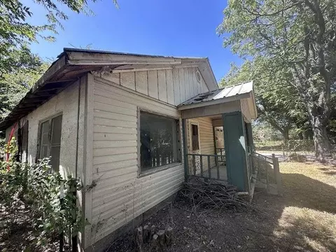 304 N Buffalo St, Chico, TX 76431