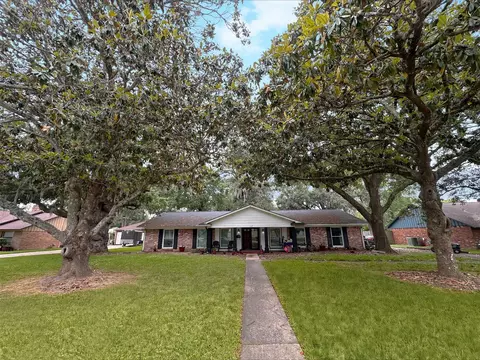 127 Begonia St, Lake Jackson, TX 77566