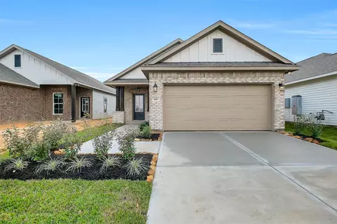 818 Countryside Glade Ln, Bonney, TX 77583