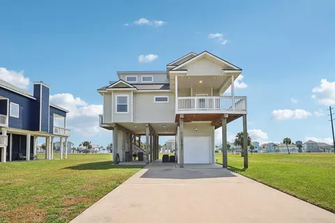 18423 Shaman Dr, Galveston, TX 77554