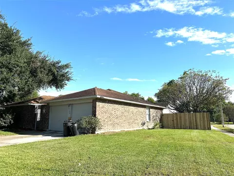 10102 Park Ln, La Porte, TX 77571