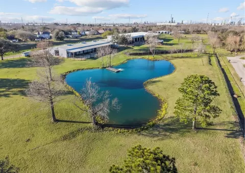 10431 N P St, La Porte, TX 77571