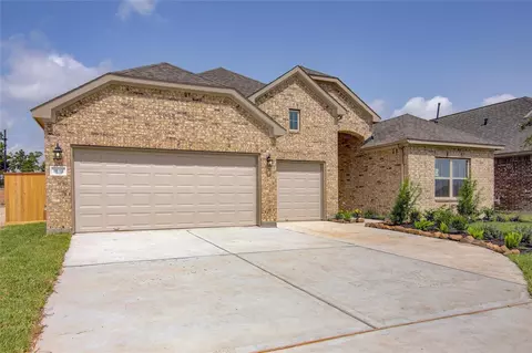 1061 Comal Trl, Dayton, TX 77535