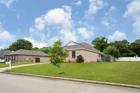 5110 Lakeshore Dr, Willis, TX 77318