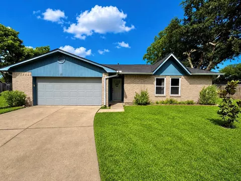 10 Lobo Ct, Angleton, TX 77515