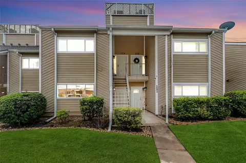 123 April Point Dr S, Montgomery, TX 77356