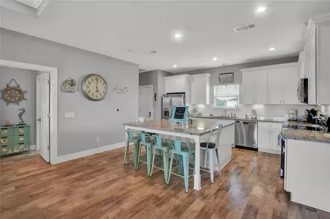 955 Driftwood Dr, Crystal Beach, TX 77650