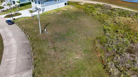 25723 Bay Breeze Dr, Galveston, TX 77554