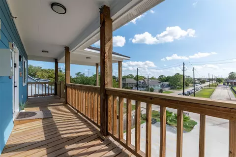 175 W 6th St #A, Kemah, TX 77565