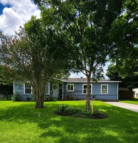 206 Cedar Dr, Hitchcock, TX 77563