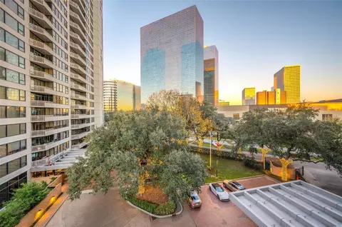 15 Greenway Plz #5E, Houston, TX 77046