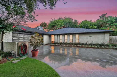 813 E Green Belt Dr, Sugar Land, TX 77498