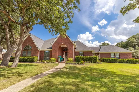 227 Briarwood Dr, Bellville, TX 77418