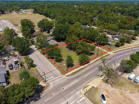 406 E Phillips St, Conroe, TX 77301 photo 2
