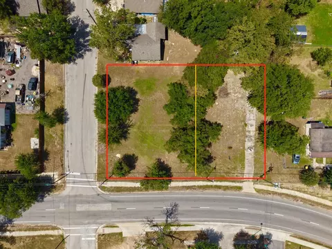 406 E Phillips St, Conroe, TX 77301 photo 3