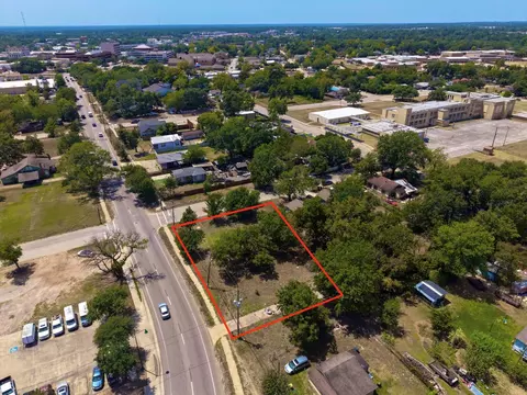 406 E Phillips St, Conroe, TX 77301 photo 4