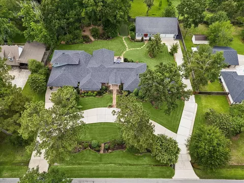 1711 Walnut Ln, Kingwood, TX 77339