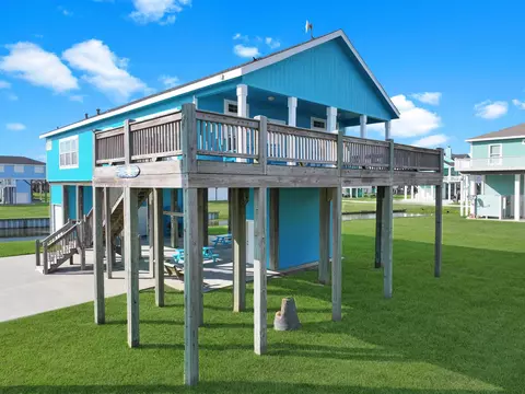 936 Surf Rd, Crystal Beach, TX 77650