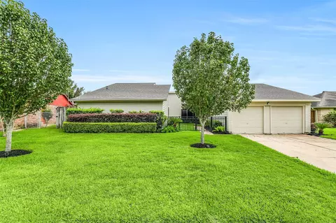 5206 Appleblossom Ln, Friendswood, TX 77546