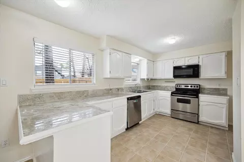 Kitchen - 5815 Bridgegate Dr, Spring, TX 77373 photo 1 of 2