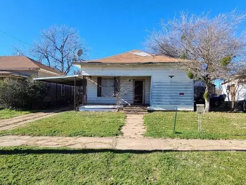 509 N Waggoner St, Electra, TX 76360
