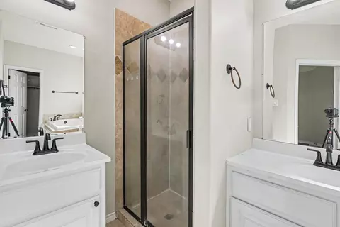Bath - 16109 Mcqueen Rd, Conroe, TX 77302 photo 2 of 5