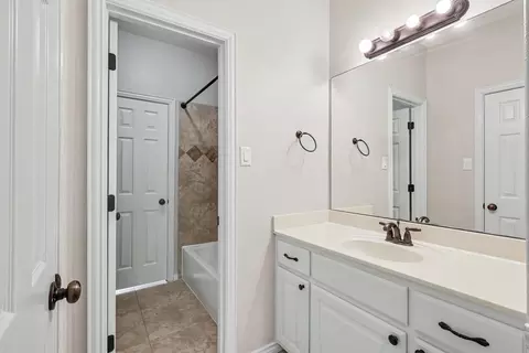 Bath - 16109 Mcqueen Rd, Conroe, TX 77302 photo 4 of 5
