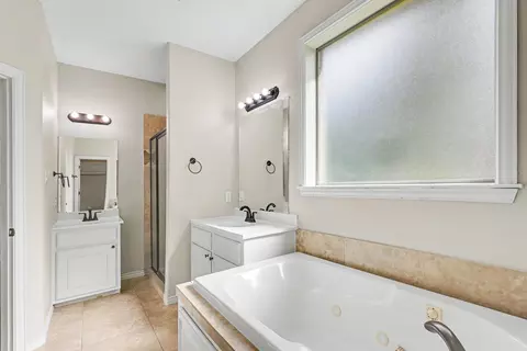 Bath - 16109 Mcqueen Rd, Conroe, TX 77302 photo 1 of 5