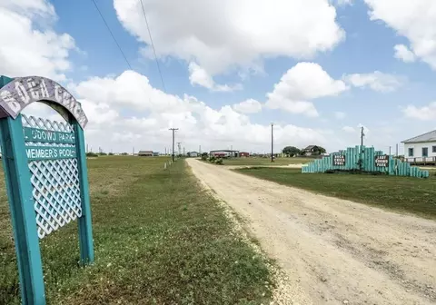 591 E Red Snapper Dr, Palacios, TX 77465 photo 3